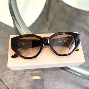 Dezi “Charge It” sunglasses